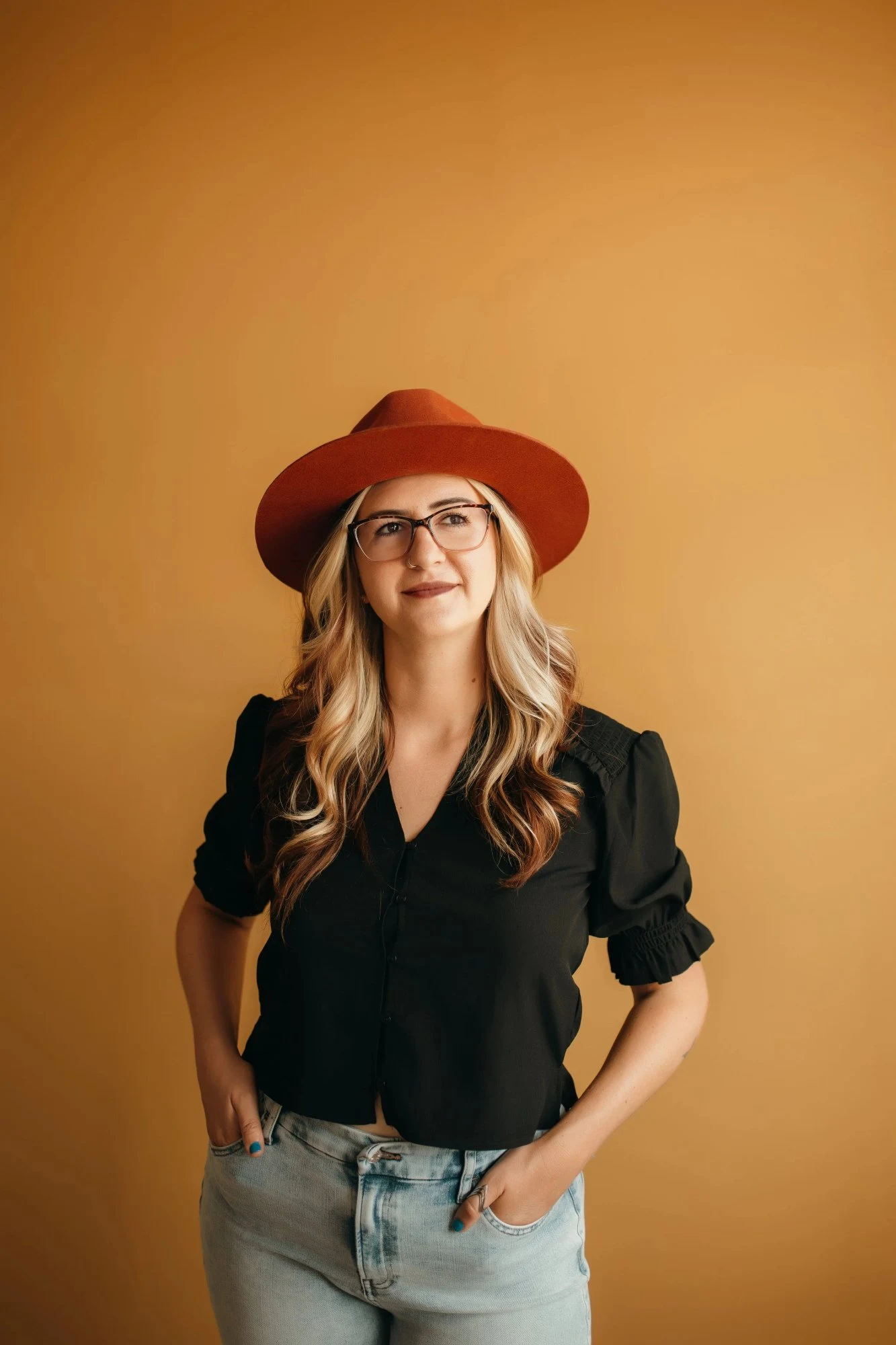 Alyson McClaran, Denver headshot photographer, full body portrait with rust hat